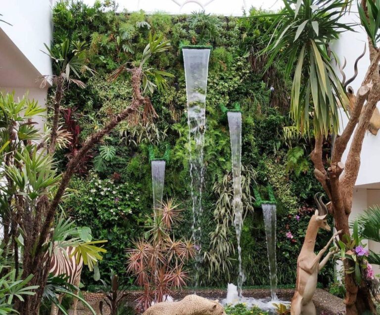 Jardín vertical exterior con cascadas de agua integradas entre la vegetación
